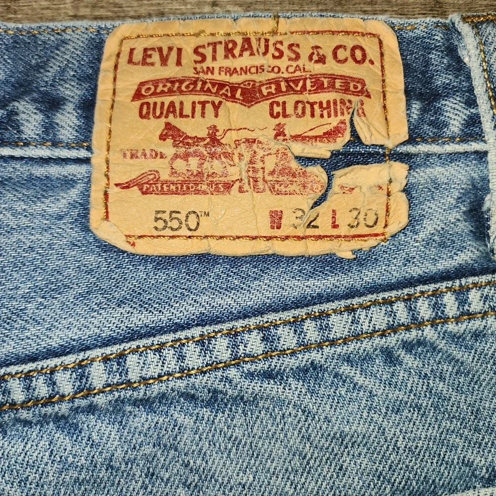 Levis 550 Mens 32x30 Distressed Relaxed Fit Straight Leg Light Wash Jeans Blue